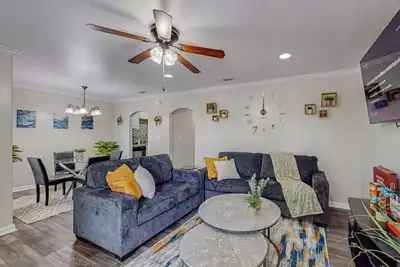 Image de Family Friendly 2br/2Bth | Walk to At&T Globe Life