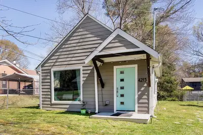 Image de Charlotte \"Tiny Home\" in a peaceful neighborhood that is 10mins from downtown