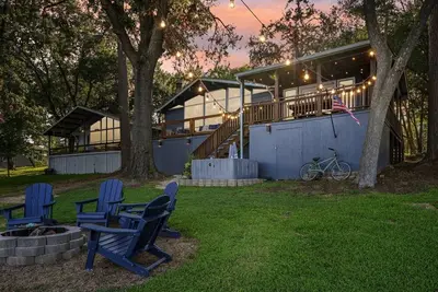 Image de Southside of Heaven is a luxury 3 bedroom cabin located on beautiful Cedar Creek Lake