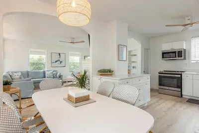 Image de 🏖  Luxury Beachside Cottage! Newly Renovated. Walk to downtown Oob