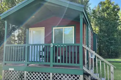 Image de Creekside Cabin steps away from Blount's Creek!