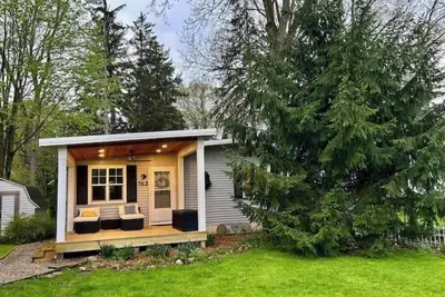 The Nook. Bright and Private. Walkable to downtown Saugatuck, fenced in yard.