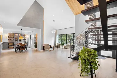 Image de Perfect Midmod Family House with Backyard Oasis