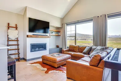 Image de Hot Tub & Mtn Views: Townhome in Granby!