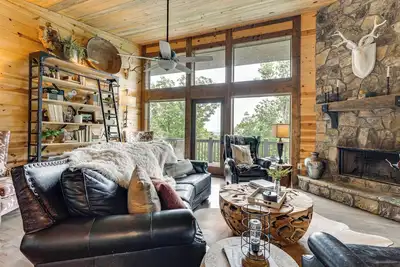 Image de 2 Decks, Grill, Hot Tub: Mountain Cabin in Murphy