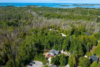 Image de This whole home is the perfect location to explore all the Bruce has to offer!