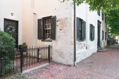 Image de Spacious Converted Carriage House in Historic District near Usna
