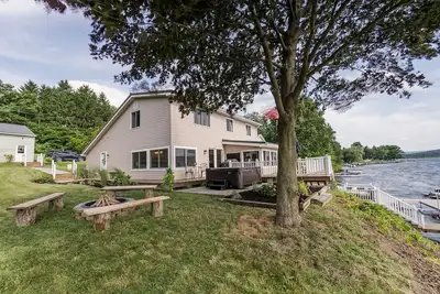 Image de Mallards Landing is a Charming Waneta Lake cottage with hot tub & amazing views