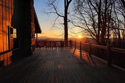 Mountain Sunrise Cabin near Cashiers with 2 story wrap- around deck & hot tub!