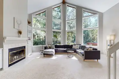 Image de Modern, family-friendly lakefront retreat with private hot tub and lake access