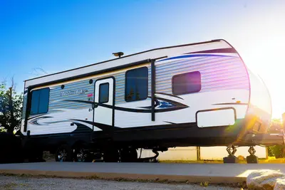 Image de Caravana sleeps 6, free coffee, small pet Welcome!