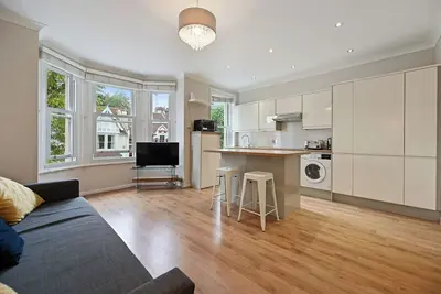 Image de 2 Bed flat-Quiet location & close to Elizabeth line to Central London- 6 Guests