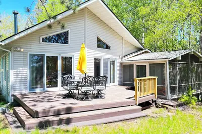 Image de Last Min. Deals! Bright & Cheery Lakeside House on Bear Island Lake