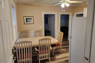 Image de Very spacious, clean, and comfortable first floor unit. Close to major highway!