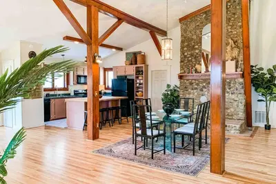 Image de 80s glam house w/ hot tub, mtn views near W&L, Vmi