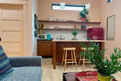 Image de Walk to everything! Quiet downtown guest cottage.