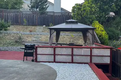 Image de A comfortable and calming space to relax and recharge with family.