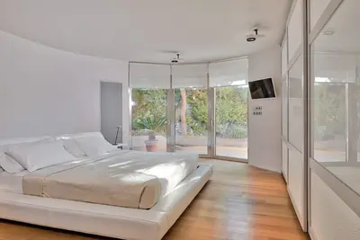 Image de Lavish Athens Villa | Villa Melody | 4 Bedrooms | Beachfront Villa with Private Terrace & Plunge Pool | Tennis Court | Leoforos