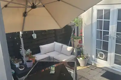 Image de Rare basement flat in best location, free parking on site, private sunny patio