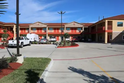 Image de 2 Queens, Scottish Inns Iah, Shuttle to Airport, Right off Highway 1960