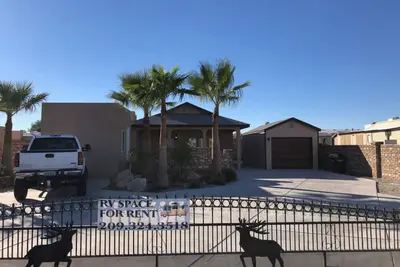 Image de 2 bedroom/2 bath Home with Rv space and Casita