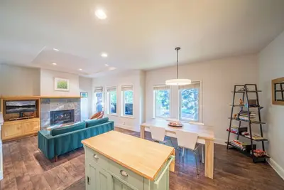 Image de Bend Condo -2 King Bed/2ba - Near Old Mill District -Deschutes River