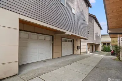 Image de Urban Oasis Townhome - Modern Comfort Meets City Convenience\n\n