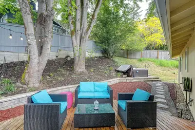 Image de Pet-Friendly Sammamish Home w/ Deck ~ 3 Mi to Lake