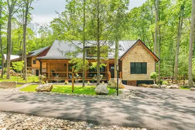 Image de Stone Haven: Dock Slip, Hot Tub, Fire Pit, Sauna, 4 King Beds