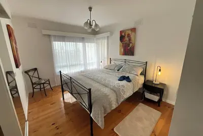 Image de Cosy and sunlit house just a short walk to the beach and shops.