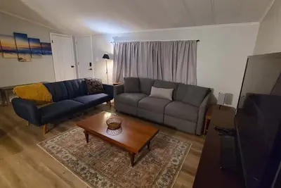 Image de Pet friendly home, quiet neighborhood, multiple lakes, sports.