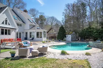 Image de Classic Cape Cod Retreat with Amazing Backyard Amenities - why leave?