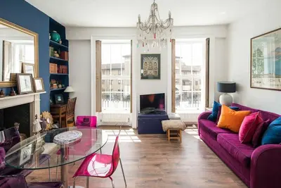Image de Artist's Comfy Central Home, near Camden Market