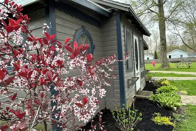 Spacious 1 Bedroom Cottage with Pool and WiFi right by the Gotl Strip!