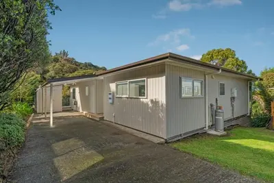 Image de Hosts on the Coast Puriri Pride