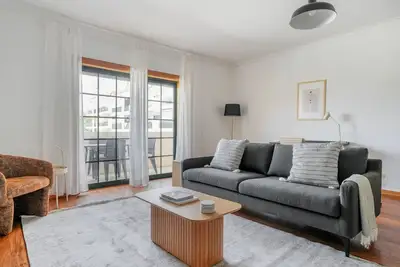 Image de Blueground | Carcavelos, furniture & full kitchen