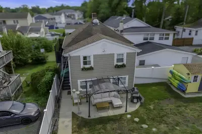 Image de Beautiful 1 Bedroom Renovated House minutes to the beach and across the Bay