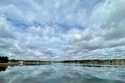 Image de Put your feet up, relax and unwind on the screened porch or go jump in the lake!