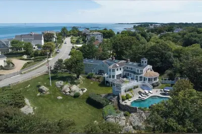 Image de Sprawling Estate with sparkling pool, walk to beach, all overlooking the ocean!