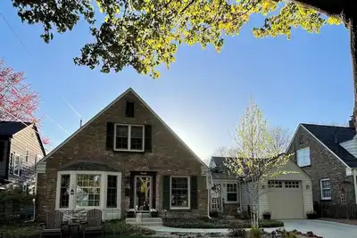 Image de 3+ bedroom, 2 bath house in charming area just north of downtown Milwaukee.