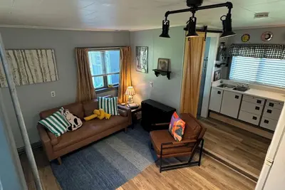 Adorable Tiny House in heart of Ellicottville - minutes to ski, walk to town