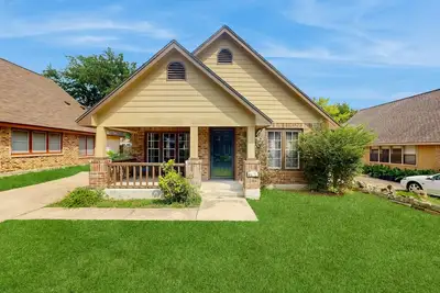 Image de Cozy home with wifi, desk, high chair and fenced-in backyard