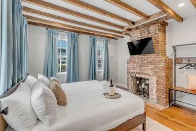 Image de Renovated Historic Gem, Steps from King St