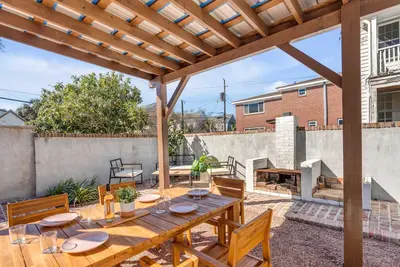 Image de Private Backyard Downtown- Springhouse Charleston