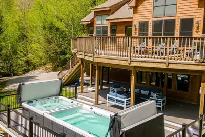 Image de Treetop Retreat · Treetop Retreat Swim Spa Game Room Views!