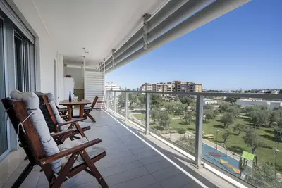 Image de Kind Park - Sleek Apartment with Terrace & Parking