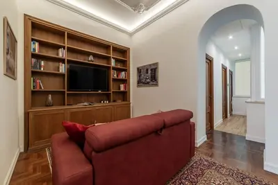 Image de Elegant apartment located on the second floor, of six in total, of a period building with a lift not suitable for disabled people. There are four steps to access. In 105 m2 of space it accommodates six people, with two double bedrooms and sofa bed. The