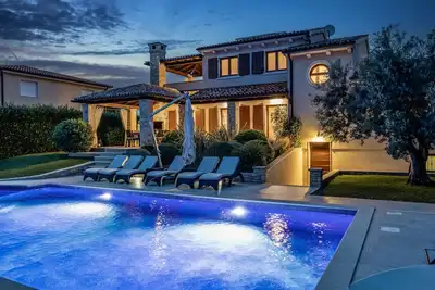 Villa De Flora with salt water pool & sea view near Fažana