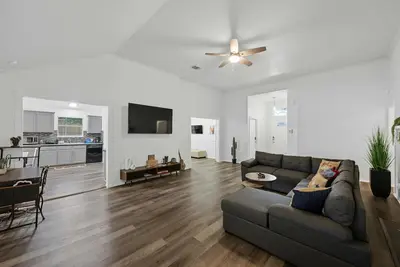 Image de Spacious Southern Hideaway in city. Minutes from downtown & airport. Sleeps 11