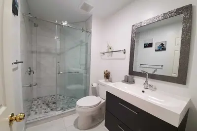 Image de Downtown Toronto 3 bedrooms unit Near Trinity bellwood park